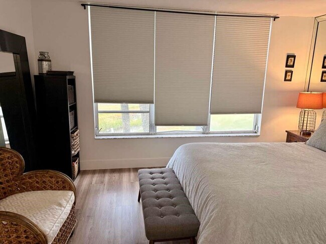 Building Photo - 2651 S Palm Aire Dr