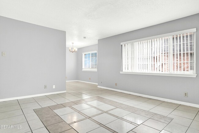 Building Photo - 333 Eubank Ct