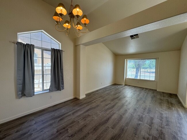 Building Photo - 4 Bedroom, 2 Bath Home with NEW UDGRADES A...