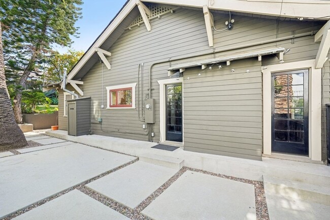 Building Photo - 1044 Manzanita St