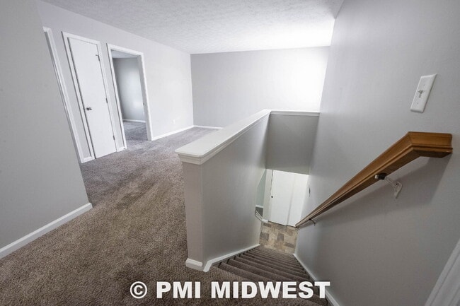Building Photo - Great 3 Bedroom 2.5 Bathroom Home on the upper east side of Indy!