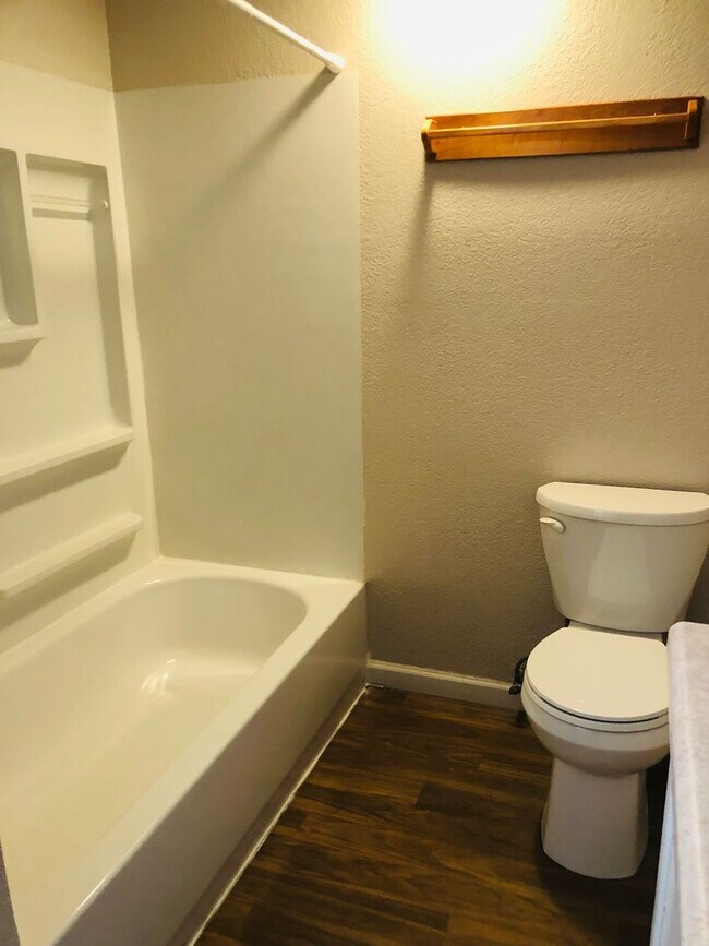 Building Photo - House- NW