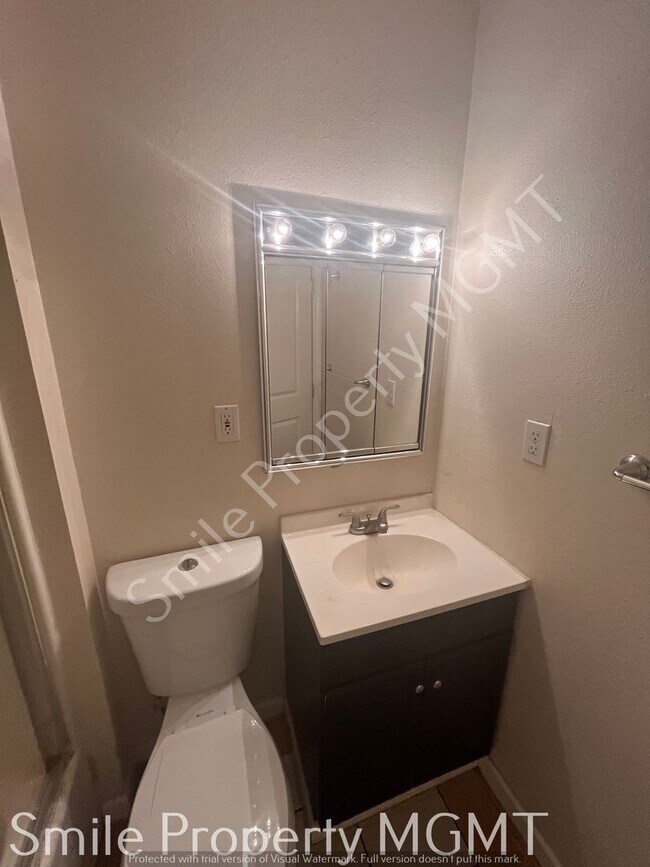 Building Photo - single house