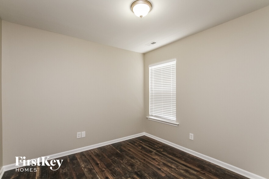 Building Photo - 1918 Sugarbush Dr