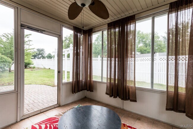 Building Photo - 115 Meadow Ln S