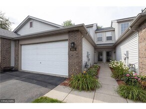 Building Photo - 2 BR/3 BA Townhome in Lakeville!