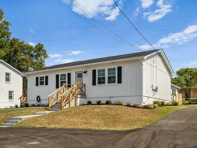 Building Photo - Newly Renovated 2/1.5 Townhome in Nashville