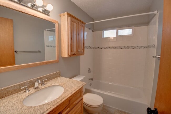 Building Photo - 4 Bedroom 2 Bathroom Located on the Boise Bench (Available for a 6 month lease).