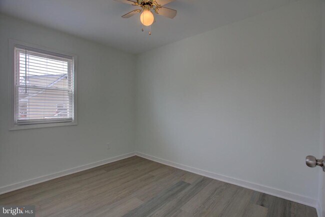 Building Photo - 232 Cabbel Dr