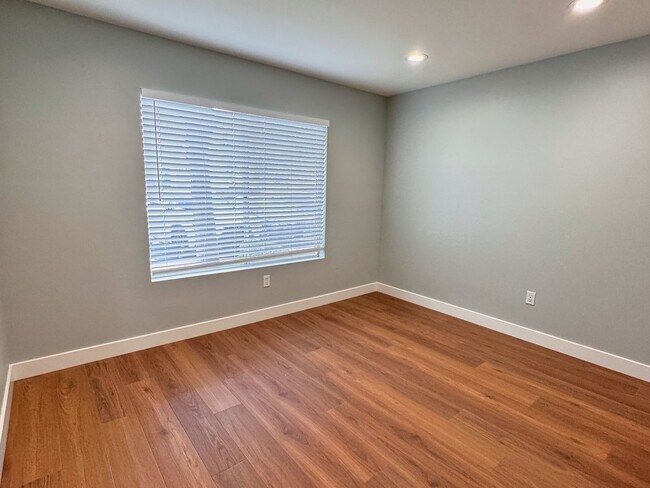 Building Photo - Well Kept 2BD Condo with Sunset Views