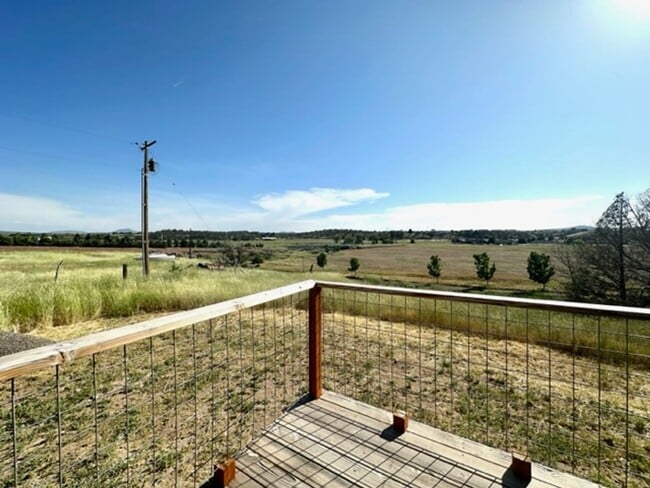 Building Photo - Stunning interior of this single level hom...