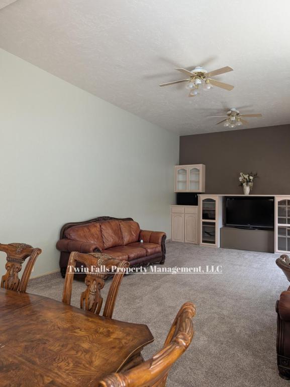 Building Photo - 917 Main St