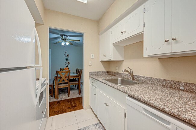 Building Photo - 2121 Fountain View Dr