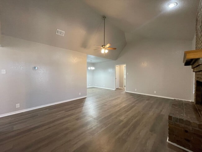 Building Photo - AVAILABLE NOW - 2 BEDROOM 2 BATH TOWNHOME ...