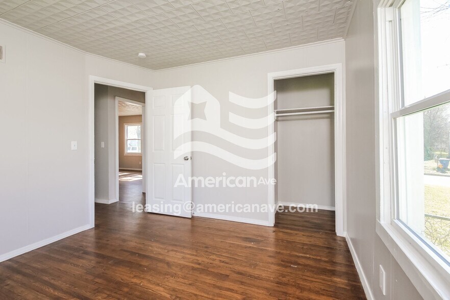 Building Photo - 725 E 42nd St N