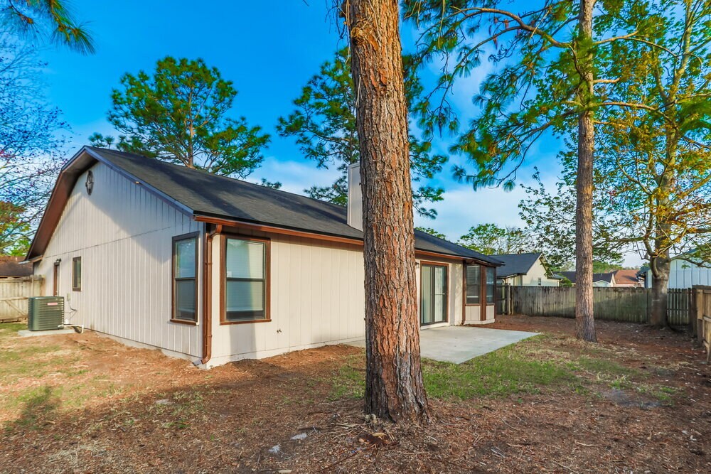 Building Photo - 7749 Pikes Peak Dr