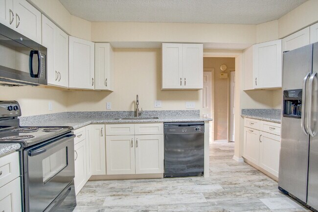 Building Photo - 2 Bedroom, 2.5 Bath Townhome with Easy Acc...