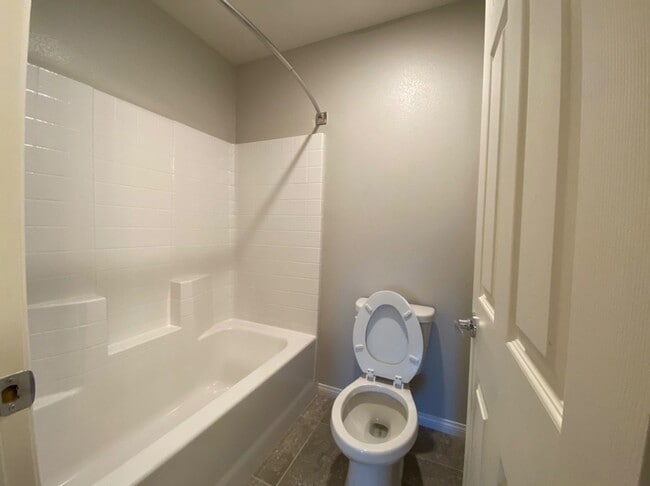Building Photo - 4 BED 2.5 BATH 2 CAR GARAGE,  LARGE CORNER...