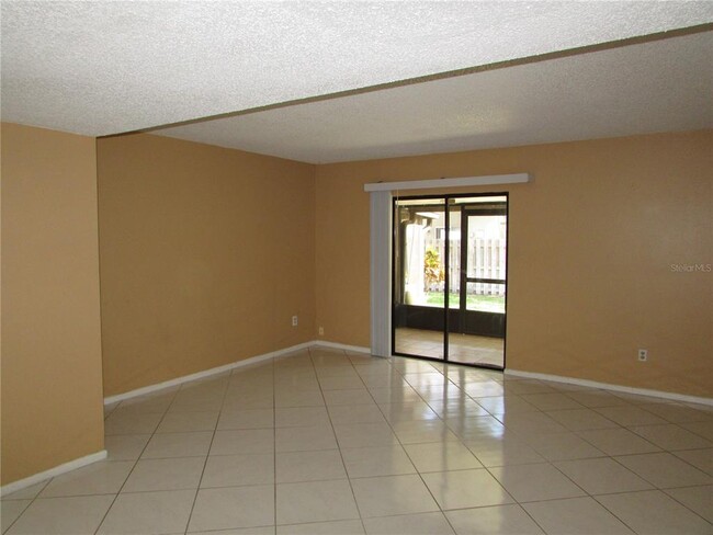 Building Photo - 10049 Lake Oak Cir