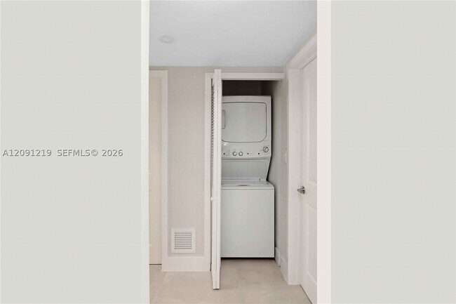Building Photo - 930 SW 24th Ct