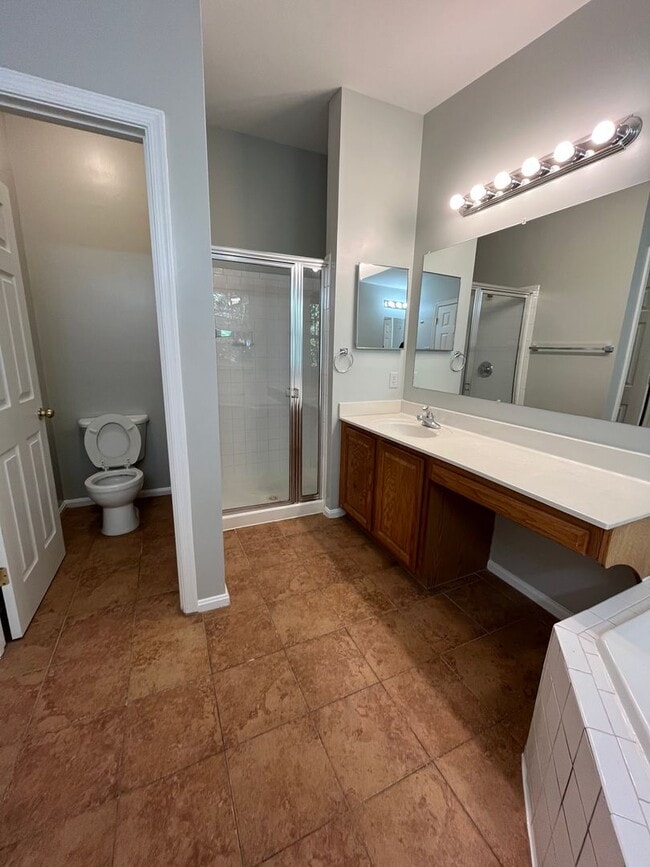 Building Photo - 3 bedroom townhome available near Largo To...