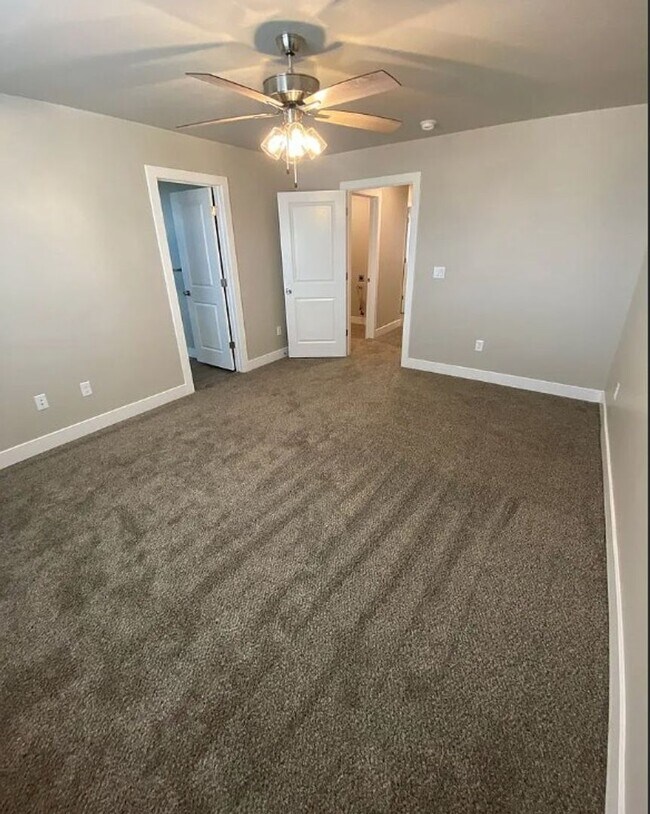 Building Photo - 3 Bedroom End-Unit Townhome in Cedar Bend – Great Cedar City Location