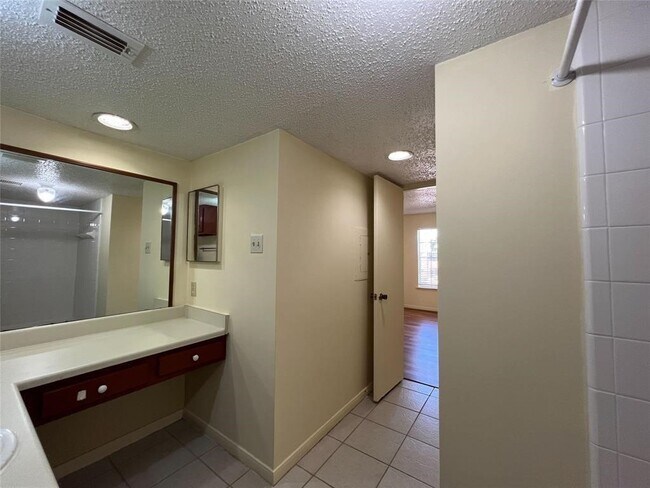 Building Photo - 12400 Overbrook Ln