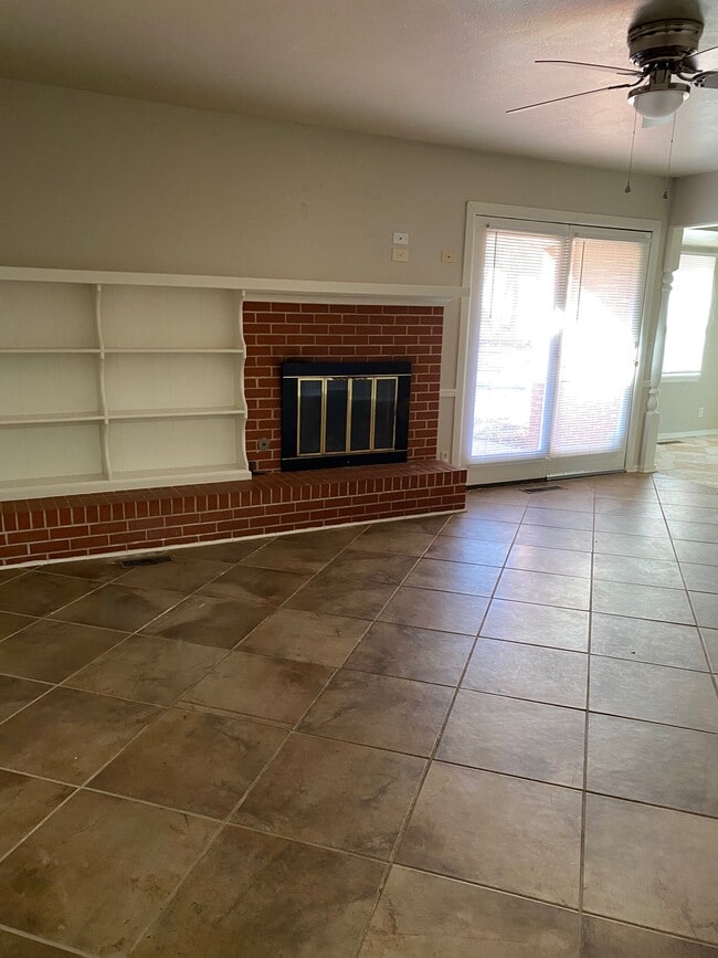 Building Photo - 11205 N Villa Ave