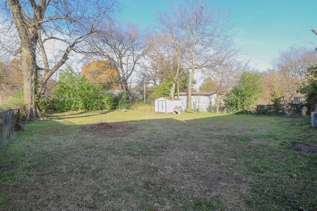 Building Photo - Beautifully Redone 3 Bedroom House! Available for Immediate Move in!