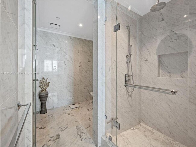 Building Photo - 15701 Collins Ave