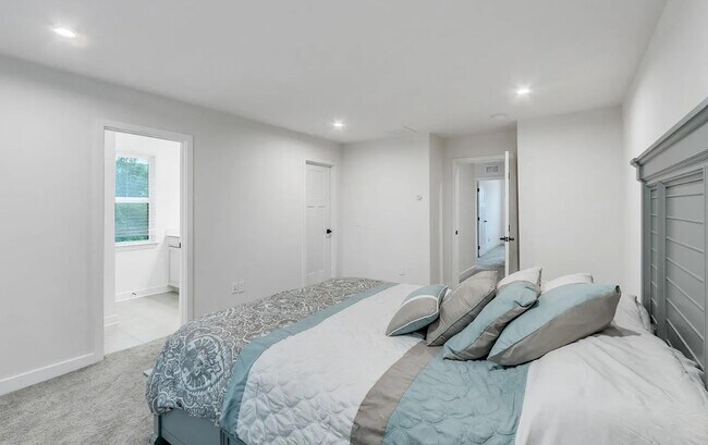Building Photo - 4 Connaught Ct
