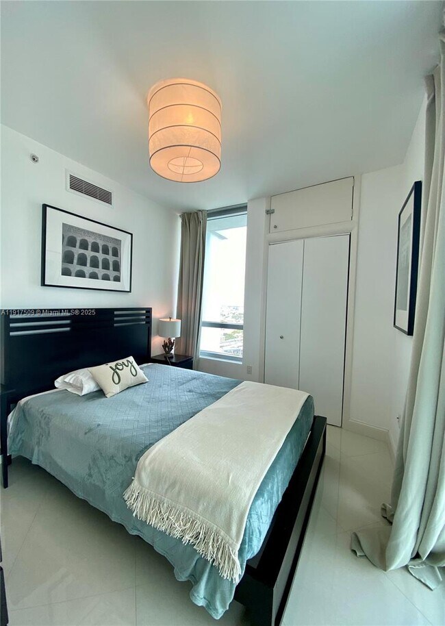 Building Photo - 350 S Miami Ave