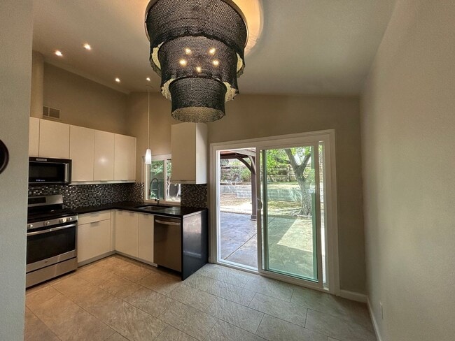 Building Photo - Paseo Del Sol