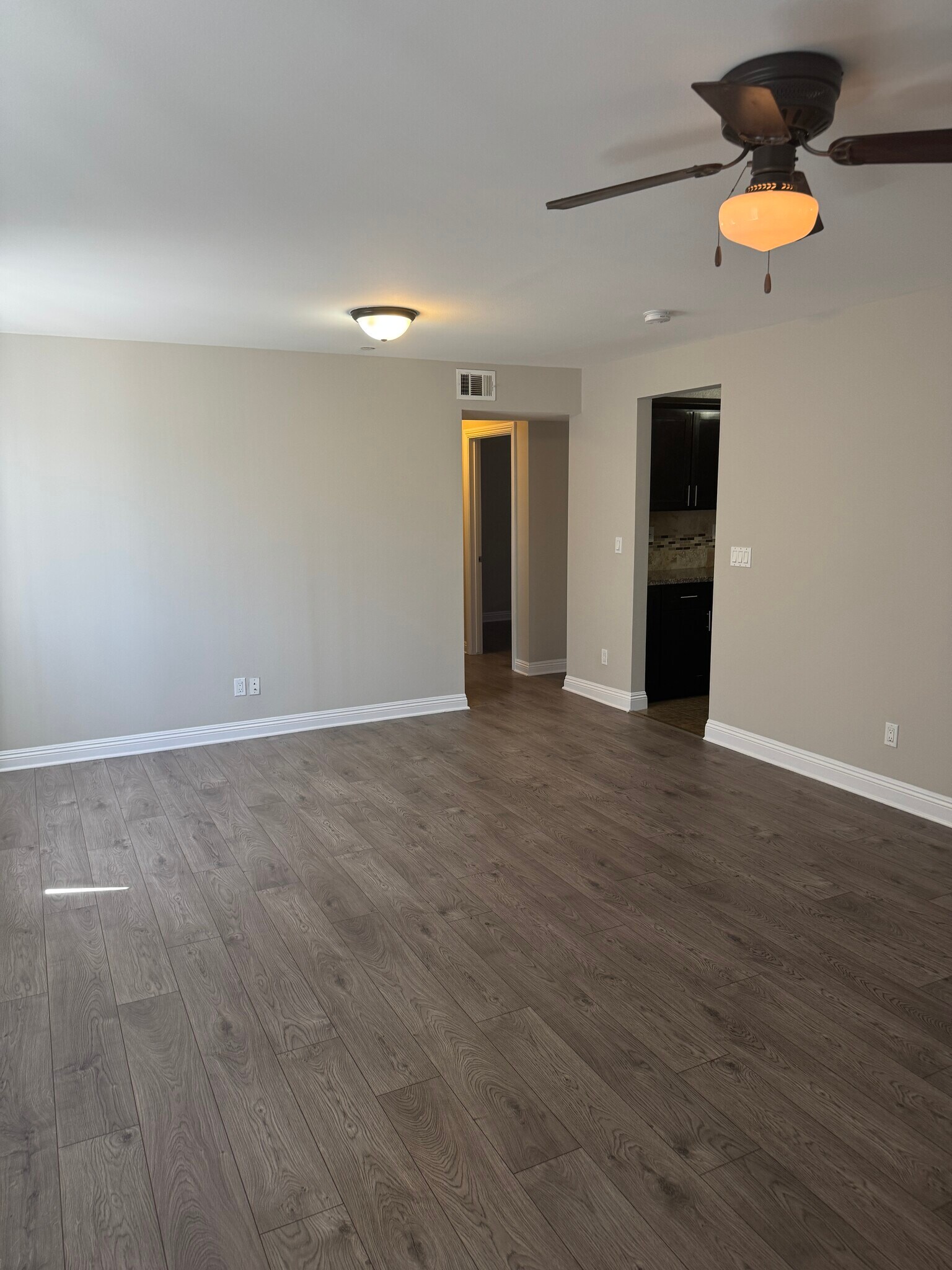 Building Photo - 430 1/2 W 59th Pl