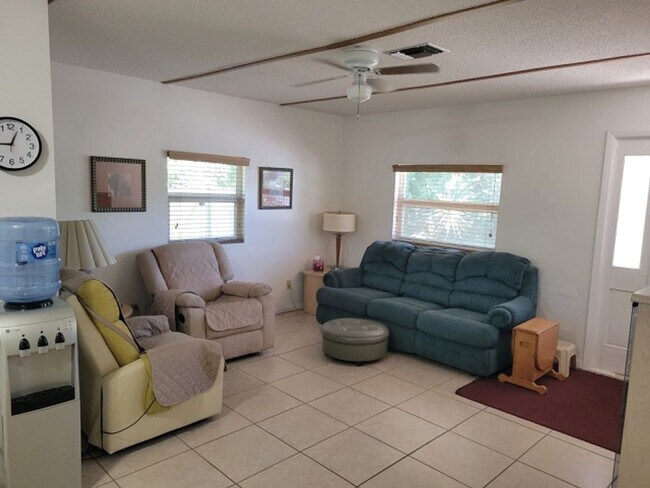 Building Photo - Quaint yet spacious 2/1 duplex avaliable f...