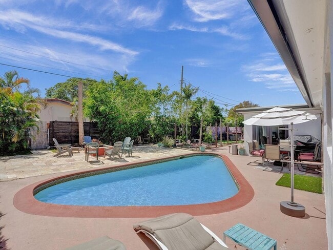 Building Photo - 2099 NE 4th Ct