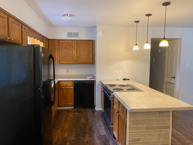 Building Photo - Come take a look at this nice 3 bedroom 1 1/2-bathroom home