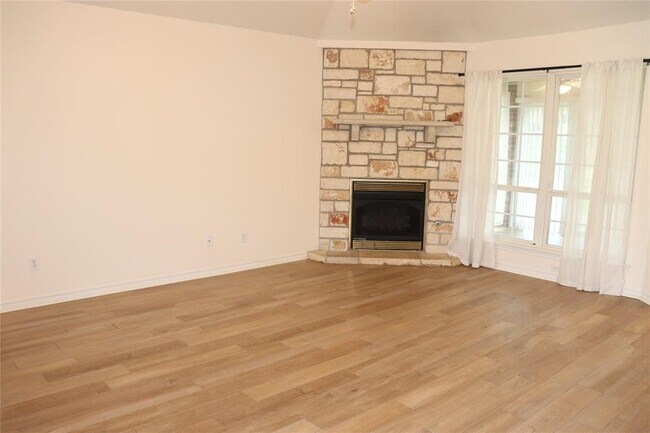 Building Photo - 211 Fox Crossing