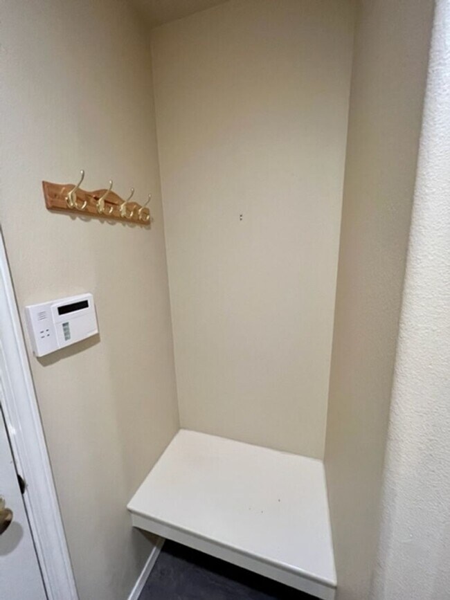 Building Photo - Updated 3 Bedroom Condo!