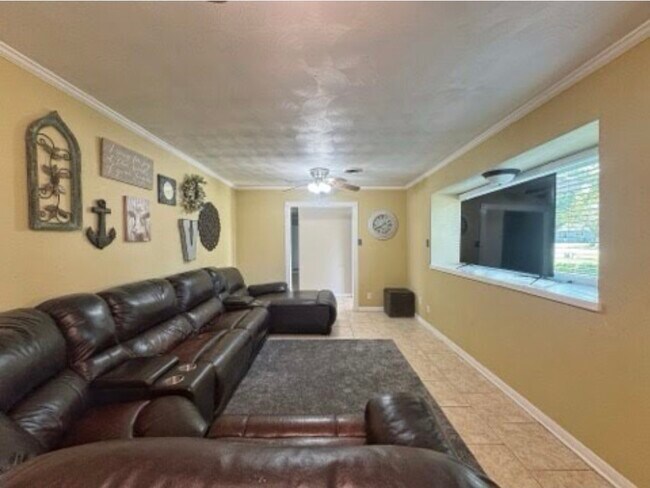 Building Photo - 509 Light St