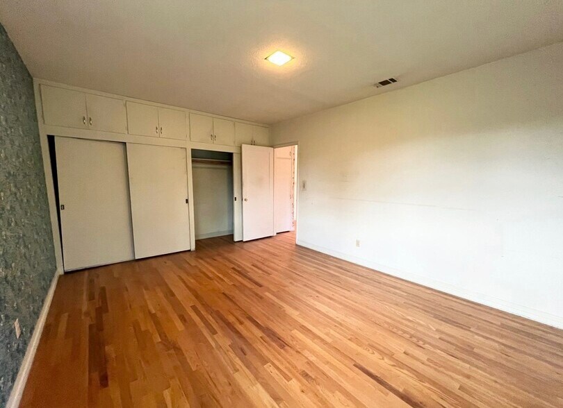 Building Photo - 15 Hillcrest Dr