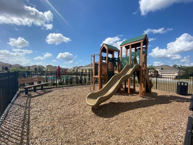Building Photo - Carlisle Grand-120 Seville Dr Davenport, F...