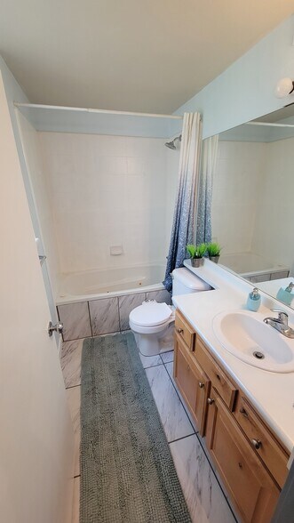Bath in 2nd bedroom - jetted tub - 1600 Pinebrook Blvd