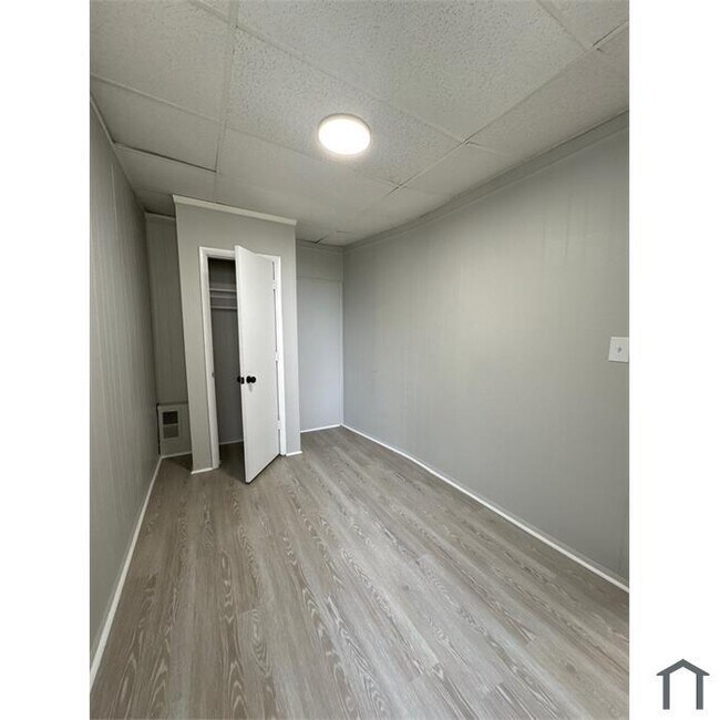 Building Photo - 3 Bedroom Rehabbed