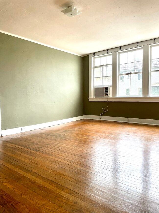 Living - 2324 Calhoun St