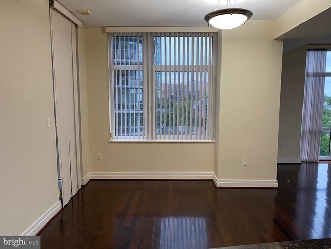 Building Photo - 8220 Crestwood Heights Dr