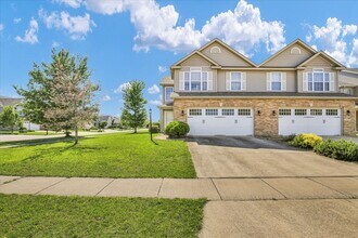 Building Photo - Updated 3 Bedroom Townhome in SW Champaign - Available 06/01/2026