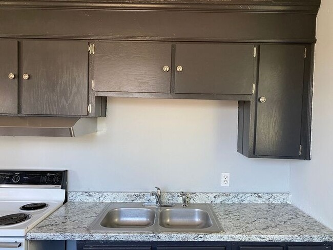 Building Photo - 2 Bed / 1 Bath Apartment on 2nd Ave - Walk Downtown!