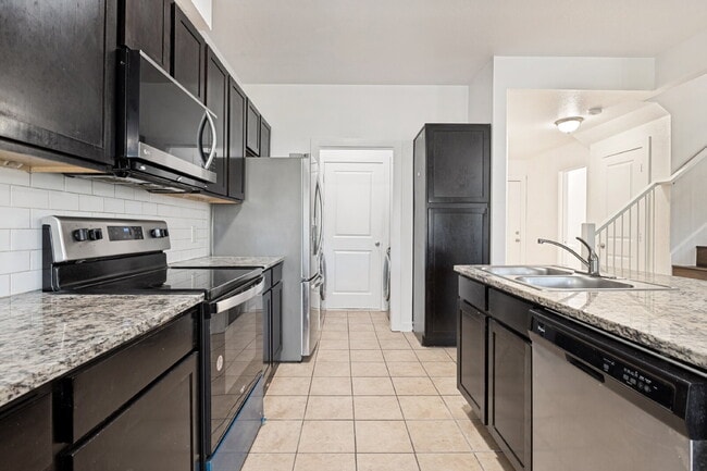 Building Photo - Modern 3BD Townhome Near DFW Airport & Major Highways