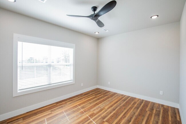 Building Photo - ***HIGHPOINTE***
